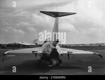 Delta Wing planes à Farnborough -- le chasseur à réaction le Fairey Delta, photographié sous un angle inhabituel lors de l'avant-première aujourd'hui du salon de l'Air, qui commence demain et se poursuivra toute la semaine du nid. À l'arrière-plan, on trouve l'Avro Vulcan, un des plus récents bombardiers à réaction britanniques. 05 septembre 1954. (Photo de United Press photo). Banque D'Images