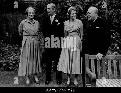 Lady Eden discute avec Sir Winston Churchill. Dans le parc des 10 Downign préparés après un déjeuner de mariage. Eden et son épouse sont avec le premier ministre Churchill et MRS Churchill. Groupe de mariées au n° 10 -- MM. Churchill, MM. Anthony Eden, MM. Eden et MM. Winston Churchill dans le jardin du n° 10, rue Downing, après le déjeuner à la résidence du premier ministre cet après-midi (jeudi). Le mariage a eu lieu aujourd'hui (jeudi) au bureau d'enregistrement de Caxton Hall, WestMinister, du ministre britannique des Affaires étrangères, Mr. Anthony Eden, et de Mlle Clarissa Spencer Churchill, 32 ans, nièce du P. Banque D'Images