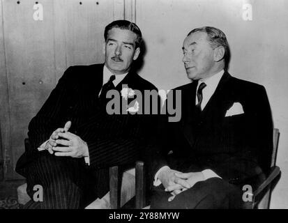 Mr. Eden rencontre le ministre français des Finances à Paris -- Mr. Anthony Eden, ancien ministre britannique des Affaires étrangères, en conversation avec M. Paul Reynaud, ministre français des Finances, lorsque Mr. Eden s'est adressé au cercle des Ambassadeurs sur la situation internationale, à Paris.M. Reynaud a présenté Mr. Eden à une réunion distinguée dont M. Georges Bonnet, ministre français des Affaires étrangères. 16 juin 1939. Banque D'Images