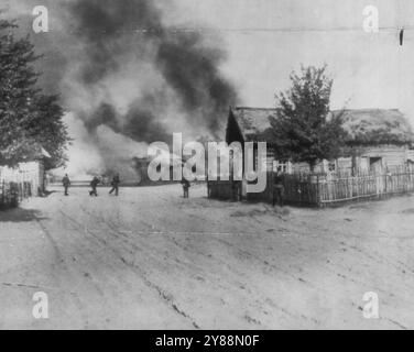 Chasse aux guérilleros russes -- la légende sur cette photo, reçue aujourd'hui de Lisbonne, indique qu'elle montre l'incendie d'un village russe alors que les troupes de choc allemandes cherchaient à chasser les guérilleros russes de leurs cachettes. 8 septembre 1943. (Photo de AP Wirephoto). Banque D'Images