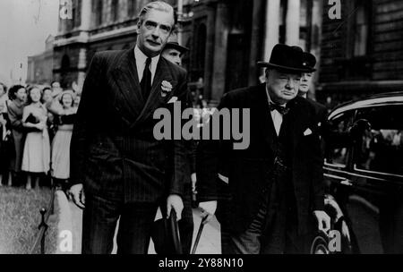 Churchill et Eden vont au 10e -- Winston Churchill et son adjoint dans l'opposition, Anthony Eden, arrivent au 10e, Downing Street, Londres, pour rencontrer le premier ministre aujourd'hui. Le premier ministre Attlee a rencontré aujourd'hui (mercredi) le chef de l'opposition, M. Winston Churchill, pour discuter de la demande de M. Churchill de rappeler le Parlement avant le 12 septembre - date fixée par le gouvernement pour le rappel. La réunion a eu lieu dans la résidence du premier ministre, au 10 Downing Street, et M.R. Churchill est arrivé alors que les membres du Cabinet partaient après une réunion du Cabinet qui a duré près de deux heures. Augu Banque D'Images