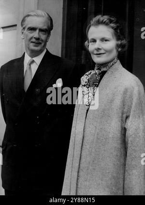 Eden, le premier ministre, part pour son Parlement -- Sir Anthony et Lady Eden photographiés en route pour le Parlement où le nouveau premier ministre britannique a fait sa première fille ***** En tant que ministre de la terre du N° 1 de la Reine. 06 avril 1955. Banque D'Images