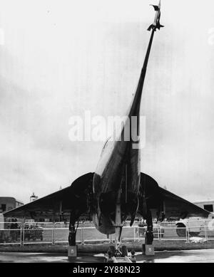 L'avion britannique en spectacle au monde à Farnborough. Une vue inhabituelle du nez de l'avion de recherche à aile delta monoplace Fairey Delta 2 qui a été montré pour la première fois en public à Farnborough. Propulsé par un moteur à réaction Rolls Royce Avon, il est le deuxième avion britannique capable de vitesse supersonique en vol horizontal. Surnommé par les experts comme le «droop-shoot», le Delta 2 a un nez allongé qui peut être abaissé en vol, un peu comme un pont-levis, pour donner au pilote une bonne vue vers l'avant pour l'atterrissage, le décollage et le roulage. Son envergure d'aile est de 26 pi. 10 pouces et sa longueur 52 pieds. 3 pouces Sept Banque D'Images