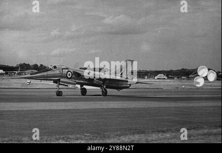 Avion britannique en exposition - le Fairey Delta 2 - un avion de recherche à ailes delta atterrissant à l'aide de parachutes, qui agissent comme freins, après avoir donné un affichage dans les airs pendant l'exposition. Le nez allongé peut être laissé tomber (voir photo) pour permettre au pilote d'obtenir une meilleure vue lors de l'atterrissage..le grand Air Display and Exhibition organisé par la Society of British Aircraft Constructors a ouvert ses portes à Farnborough Hampshire. 06 septembre 1955. (Photo de Sport & General Press Agency, Limited). Banque D'Images