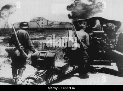 Tir sur les troupes soviétiques piégées - artillerie allemande déversant une pluie d'acier sur les troupes de l'armée rouge soviétique piégées près de bialystok. Le haut commandement allemand, dans un communiqué du quartier général d'Adolf Mitler, a déclaré que la plus grande partie des Russes piégés ont été détruits hier, avec plus de 100 000 prisonniers, 400 chars et 300 canons pris. Cette photo de la bataille a été flashée ici de Berlian Today par Radio. 2 juillet 1941. (Photo Acme Radiophoto). Banque D'Images