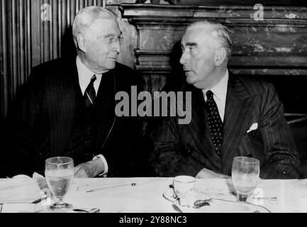 Le chef de l'opposition (Mr. Menzies) discute récemment avec le conseiller du gouvernement américain Bernard Baruch lors d'un déjeuner à New York donné par l'American-Australian Press Association. 19 octobre 1948. (Photo de l'Association Press photo). Banque D'Images