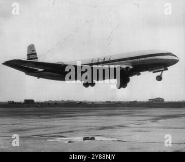 Avion de ligne à réaction en vol historique -- L'avion de ligne à réaction britannique, le de Havilland Comet, quitte la piste de l'aéroport de Londres hier en route vers Johannesburg, en Afrique du Sud, pour inaugurer le premier service d'avions commerciaux au monde. L'avion élégant a atterri à Johannesburg aujourd'hui plus tôt que prévu sur son vol historique de 6 724 miles. 03 mai 1952. (Photo de AP Wirephoto). Banque D'Images