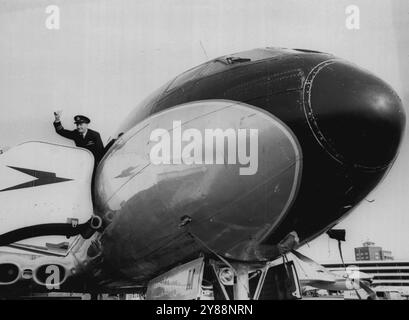 La dernière comète vole -- le capitaine R. C. Alabaster, les vagues de sa comète 4 à l'aéroport de Londres ce matin après qu'elle l'ait amenée d'Auckland, Nouvelle-Zélande, sur le dernier vol prévu de la BOAC par la comète. Le célèbre avion nous étant retiré des services de la BOAC au profit d'une flotte à deux types de VC 10 et Boeing 707 24 novembre 1955. Banque D'Images