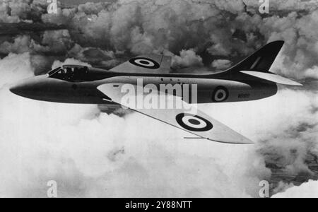 New British Fighter-Interceptor -- C'est le nouveau chasseur-intercepteur britannique qui, selon la Royal Air Force, est le « meilleur avion de chasse au monde ». Il s'agit du Hawker P-1067 propulsé par un moteur à réaction Avon. Les données de vitesse, de portée, d'armement et de performance sont secrètes. Un avion Hunter du type qui est entré en collision. Deux pilotes de la RAF ont été tués quand leurs chasseurs Hunter se sont heurtés en plein air au-dessus du nord du pays de Galles hier. 06 septembre 1951. (Photo de AP Wirephoto). Banque D'Images