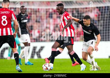 Bilbao, Espagne. 03 Oct, 2024. BILBAO, ESPAGNE - 3 OCTOBRE : Inaki Williams de l'Athletic Club se bat pour la possession avec Kristijan Belic de l'AZ Alkmaar lors du match de phase MD2 de l'UEFA Europa League 2024/25 entre l'Athletic Club et l'AZ à l'Estadio de San Mamés le 3 octobre 2024 à Bilbao, Espagne. (Photo de Ed van de Pol/Orange Pictures) crédit : Orange pics BV/Alamy Live News Banque D'Images