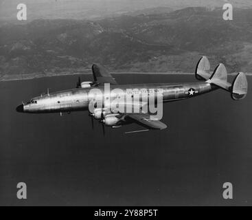 Amérique mettant le plus grand avion de ligne en service -- c'est la première photo de vol du nouveau Lockheed Super Constellation, le plus grand avion à entrer en service commercial. Il coûte plus de 500 000 £ et sera mis en service cette année. Bien que ce ne soit pas le paquebot le plus lourd, il transportera plus de personnes que n'importe quel avion commercial actuellement en service. Son record de 744 pieds carrés de surface au sol pourra accueillir jusqu'à 110 passagers ***** La Super Constellation ***** . Une Super-Constellation similaire à celle qui s'est écrasée dans la mer à 500 miles à l'ouest de l'Irlande dimanche soir avec 76 personnes à bord. 2 août Banque D'Images