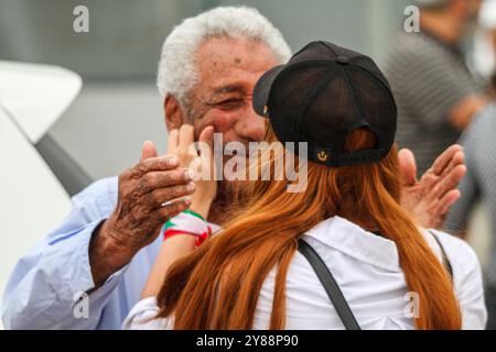 Tunis, Tunisie. 3 octobre 2024. Les Tunisiens arrivent à l'aéroport de Tunis Carthage après avoir quitté le Liban. Des ressortissants étrangers ont fui le Liban jeudi alors que les gouvernements du monde entier exhortaient leurs citoyens à sortir suite à l’intensification des bombardements israéliens de la capitale Beyrouth. Les autorités tunisiennes ont pu évacuer certains de leurs citoyens du Liban malgré un certain retard dans le chaos causé par l'escalade de l'offensive militaire israélienne dans le pays. (Crédit image : © Hasan mrad/IMAGESLIVE via ZUMA Press Wire) USAGE ÉDITORIAL SEULEMENT! Non destiné à UN USAGE commercial ! Banque D'Images