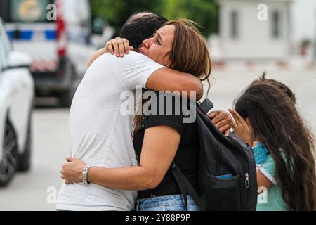 Tunis, Tunisie. 3 octobre 2024. Les Tunisiens arrivent à l'aéroport de Tunis Carthage après avoir quitté le Liban. Des ressortissants étrangers ont fui le Liban jeudi alors que les gouvernements du monde entier exhortaient leurs citoyens à sortir suite à l’intensification des bombardements israéliens de la capitale Beyrouth. Les autorités tunisiennes ont pu évacuer certains de leurs citoyens du Liban malgré un certain retard dans le chaos causé par l'escalade de l'offensive militaire israélienne dans le pays. (Crédit image : © Hasan mrad/IMAGESLIVE via ZUMA Press Wire) USAGE ÉDITORIAL SEULEMENT! Non destiné à UN USAGE commercial ! Banque D'Images