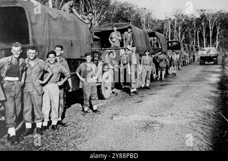 Parachutistes britanniques libérés de Kluang - le convoi emmenant les hommes libérés de Kluang à Singapour s'arrête au bord de la route. 193hommes du 15e bataillon de parachutistes (Lancashire) ont maintenant été libérés du camp de détention de Kluang, après que leurs peines pour muet aient été annulées. Après leur libération, les Paratroopers sont emmenés à Singapour et emmenés dans des billettes. 15 octobre 1946. (Photo de Sport & General Press Agency, Limited). Banque D'Images