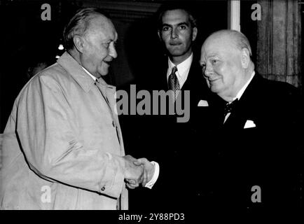 Adenauer déjeuner avec Churchill : Adenauer (à gauche) serre la main à Sir Winston alors qu'il part après le déjeuner. Le chancelier ouest-allemand Konrad Adenauer a déjeuné avec le premier ministre britannique Sir Winston Churchill au 10 Downing Street aujourd'hui 29 septembre. C'était le premier de plusieurs déjeuners-dîners que Sir Winston donne cette semaine dans le cadre des pourparlers des neuf puissances qui se tiennent à Londres. 29 septembre 1954. (Photo d'Associated Press photo) Banque D'Images