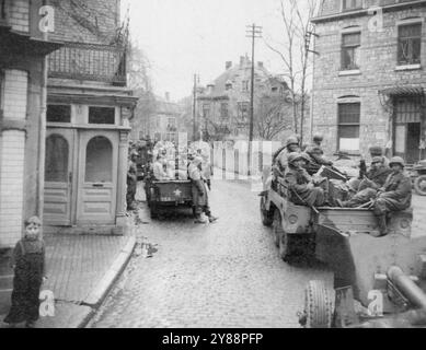 Troupes et canons américains à Malmedy -- les troupes et canons américains se déplacent dans une rue à Malmedy, en Belgique, au sud d'Aix-la-Chapelle, alors que les Yanks prenaient des mesures défensives contre la poussée allemande dans le saillant Belgique - Luxembourg. 2 janvier 1945. (Photo de Peter J. Carroll, Associated Press photo). Banque D'Images