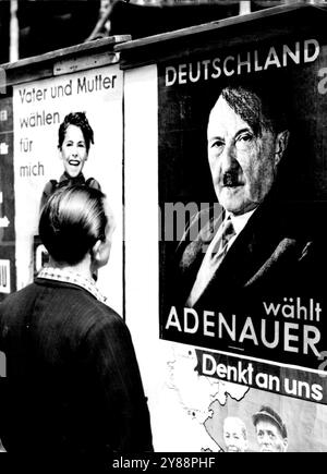 Un portrait du chancelier ouest-allemand Konrad Adenauer sur une affiche électorale du parti de l'Union chrétienne-démocrate près de la tour Eschersheiner à Francfort est frappé d'une fausse frange et moustache par les opposants politiques d'Adenauer pour lui donner l'apparence d'Hitler. 05 septembre 1953. (Photo d'Associated Press photo) Banque D'Images
