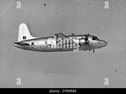 L'avion du Roi -- L'avion du Roi, l'un des quatre Vikings, en vol pendant les derniers préparatifs de la tournée. Un vol Royal, composé de quatre bimoteurs Vickers-Armstrong Viking, accompagnera la famille royale dans sa tournée du Dominion d'Afrique du Sud. 30 janvier 1947. Banque D'Images