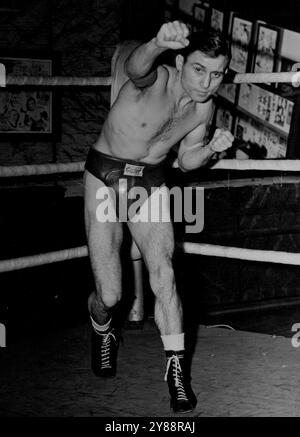 « The Cup » peut mettre fin à la farce des boxeurs qui gagnent sur le sol. L'un des sites les plus dégoûtants de la boxe britannique est un boxeur grimacant et se tordant sur le sol du ring. C'est déjà assez grave quand un coup sous la ceinture a mis l'homme vers le bas dans une douleur considérable. C'est pire quand le boxeur fait un acte prétendant avoir été frappé bas et blessé, et imite les réactions d'un homme vraiment dans l'agonie dans l'espoir d'obtenir la décision. Les boxeurs ont un nom pour cela - "gagner sur le sol". Certains promoteurs provinciaux font campagne pour que le British Boxing Board of Control envisage cette introduction Banque D'Images