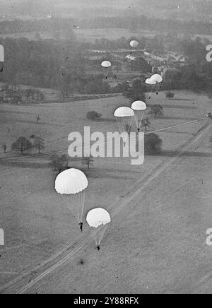 Parachutistes britanniques. Le Service prend la Silk - Une vue de l'air montrant des troupes de parachute dans les airs après avoir quitté l'avion. Ces photos de parachutistes sous instruction ont été obtenues dans une station secrète R.A.F. en Grande-Bretagne où l'armée et l'armée de l'air collaborent à l'entraînement. 16 septembre 1941. (Photo de British Official Photograph). Banque D'Images