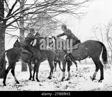 Comme la cavalerie montée en patrouille n'a pas de communication radio, les messages sont montés et livrés à la main. Le fond de la clôture de piquet marque la frontière soviétique. 3 septembre 1951. (Photo d'Acme Roto Service). Banque D'Images