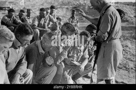 Un moment solennel -- à la fin d'un service tenu par l'aumônier E. Seatree, à la veille de la grande bataille pour l'Egypte. Sur la photo figurent des membres d'un bataillon australien de pionniers. 28 janvier 1943. (Photo du Département de l'information du Commonwealth d'Australie). Banque D'Images