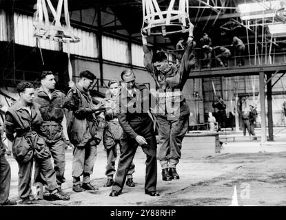 Parachutistes en formation à la R.A.F. Parachute School, Upper Heyford, Oxfordshire. Cette école de parachutisme R.A.F., qui forme toutes les troupes aéroportées britanniques, a maintenant effectué 500 000 sauts. Depuis que l'école a été formée en 1940 améliorer la technique et l'équipement des hommes ont transformé ce qui était considéré à l'origine comme une expérience plutôt dangereuse et effrayante en quelque chose de commun. Pendant les années de pointe pour la formation des parachutistes, 1943-45, le nombre de sauts à l'école était en moyenne d'environ 110 000 par an. Jusqu'à la fin de 1945, trois accidents mortels sur 8 800 sauts. Banque D'Images