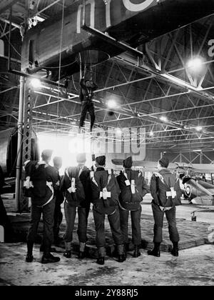 Parachutistes britanniques. Le Service se rend à Silk -- la deuxième étape de la formation montrant des troupes de parachute sauter d'un fuselage factice. Les contrepoids leur permettent de tomber à la même vitesse qu'un saut réel. Ces photos de parachutistes sous instruction ont été obtenues dans une station secrète R.A.F. en Grande-Bretagne où l'armée et l'armée de l'air collaborent à l'entraînement. 16 septembre 1941. (Photo de British Official Photograph). Banque D'Images