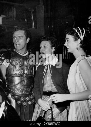 Burton avec sa femme Sybil, 24 ans (au centre) et Jean Simmons sur le plateau. 31 octobre 1953. (Photo de look Magazine) Banque D'Images