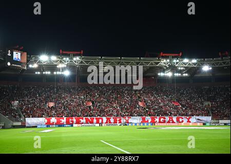 Les supporters de l'Olympiacos FC s'amusent lors de l'Europa League, match de la Journée 2 entre l'Olympiacos FC et le SC Braga au stade Georgios Karaiskakis le 3 octobre 2024, au Pirée, Olympiacos FC. Banque D'Images