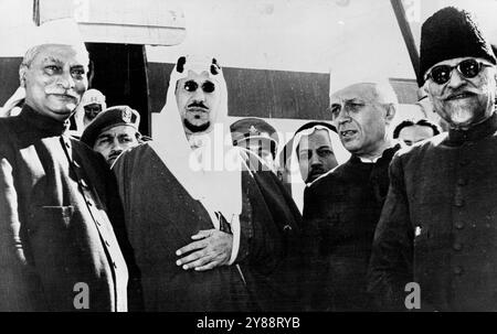 Le roi Saoud en Inde -- le roi Saoud avec le président Rajendra prasad, le premier ministre Jawaharlal Nehru et Maulana Abdul Kalam Azad, le ministre indien de l'éducation, à son arrivée à l'aéroport. Le roi Saoud IBN Abdulaziz d'Arabie saoudite est arrivé à New Delhi en novembre 27, pour Une visite d'État en Inde. 30 novembre 1955. (Photo de Paul Popper, Paul Popper Ltd.). Banque D'Images