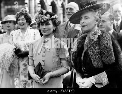 Duchesse de Gloucester au mariage -- la duchesse de Gloucester avec la princesse Alice comtesse d'Athlone quittant l'église. La duchesse de Gloucester était parmi les invités au mariage du vicomte Cowdray avec Lady Anne Bridghman à l’occasion des Margarets, Westminster, cet après-midi. 19 juillet 1939. (Photo de London News & Agency photos Ltd.) Banque D'Images