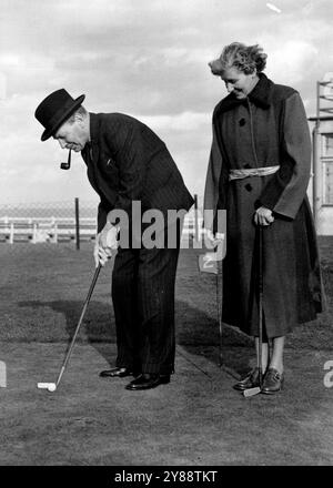 Le premier ministre à jouer -- relaxation 'avant le dur labeur de la conférence du Parti travailliste à Margate commence ; Mr. Attlee a une ronde de golf miniature. Pendant quelques minutes, il oublie tous les soucis et tous les problèmes auxquels un premier ministre est confronté. Toutes ses pensées sont concentrées sur une chose - gagner ce match. Son adversaire MRS Attlee. 03 octobre 1950. Banque D'Images