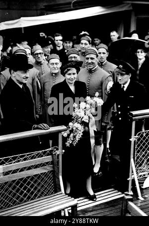 MRS Attlee ouvre Thames Water bus Service -- le premier ministre regarde MRS Attlee est le premier passager à bord du bateau-bus à Charing Cross Pier, ce matin. MRS Attlee épouse du premier ministre a ouvert aujourd'hui le Thames Water bus Service, à Charging Cross Pier. Une garde d’honneur des vainqueurs du manteau Doggett et de l’insigne était également présente, ainsi que le min de transport Mr. A Barnes. 25 avril 1950. (Photo Fox photos). Banque D'Images