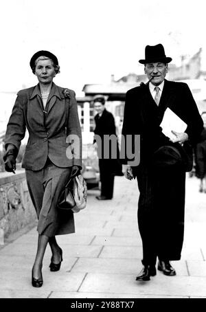 Conférence du Parti travailliste britannique à Margate -- Mr. et Mrs. Clement Atttlee partent après la conférence d'hier. Les travailleurs britanniques sont prêts à prendre les keas pour promouvoir la paix et à aller bien plus que la moitié du chemin pour répondre à tout geste amical de la Russie. Cela a été démontré au monde hier lors de la séance d'ouverture de la conférence annuelle du Parti travailliste qui s'est tenue à Margate. 29 septembre 1953. (Photo Fox photos). Banque D'Images