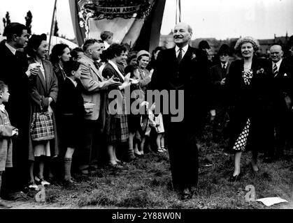 Acclamations pour les Attlees -- le premier ministre, arrivé avec MRS Attlee au gala des mineurs de Durham samedi, sourit avec joie en saluant l'accueil chaleureux des mineurs et de leurs épouses. 23 juillet 1951. (Photo de Daily Mirror). Banque D'Images
