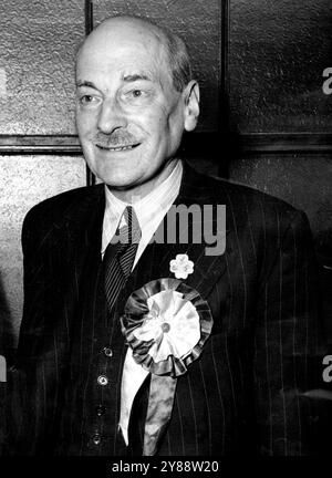 Clement Attlee -- plus tard Earl Attlee (Britannique, 1883-1967) : homme d'État. Attlee a été vice-premier ministre pendant cinq ans pendant la seconde Guerre mondiale (1941-45) et premier ministre pendant six ans après Ward (1945-51)-11 années consécutives de tension exceptionnelle. Pendant 20 ans, il a dirigé l'un des deux grands partis. Personne depuis Gladstobe n'a égalé ces deux records. 08 décembre 1955. (Photo de Daily Mirror). Banque D'Images