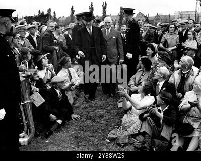 250 000 passez une journée en famille -- Mr. Attlee se promène dans la foule avec Mr. Watson. De toutes les parties du comté de Durham, ils sont venus - un quart de million de mineurs et leurs familles. Menés par quatre-vingt-dix groupes de callierie, ils ont déversé dans la ville de Durham le week-end par chaque lecture disponible, marchant derrière les bannières en soie. Ils étaient en route pour la course par le River Wear - et la sortie familiale de l'année, le gala annuel des mineurs. Il y a eu des discours. Le premier ministre est venu leur parler, marchant dans la foule avec Sam Watson, président du Parti travailliste et chef des mineurs de Durham. Banque D'Images