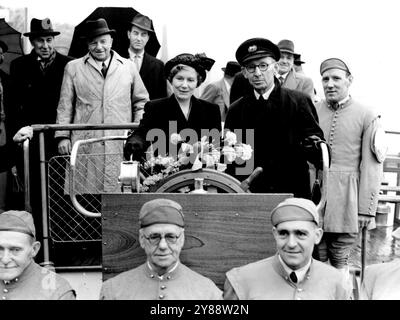 MRS Attlee ouvre la saison 1950 des bateaux-bus de la Tamise -- MRS Attlee, épouse du premier ministre, avec le capitaine Trowbridge, sur le pont de l'un des bateaux-bus de la Tamise alors qu'elle ouvre le service des bateaux-bus pour la saison 1950. Il y aura un service toutes les demi-heures entre Putney et Greenwich. Au premier plan se trouve une Garde d'honneur de Thames Watermen.Mr. Attlee et le ministre des Transports, M. Barnes, étaient également présents à la cérémonie d’ouverture. (Qui a eu lieu à Charing Cross Pier). 26 avril 1950. (Photo par le département images) Banque D'Images