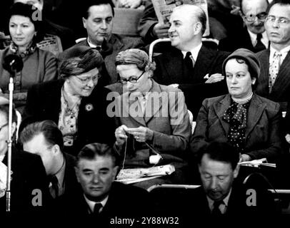 Pendant que les hommes décident de la politique, les femmes tricotent, écoutent et chuchotent un commentaire ou deux. Le tricoteur est MRS Attlee, épouse du chef du Labour. Elle parle à Miss. H. J. Finch (chef du département des finances de transport House). Cette photo a été prise hier lors de la troisième journée de la conférence du Parti travailliste à Margate. 13 octobre 1955. (Photo de Daily Mirror). Banque D'Images