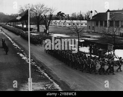 The Tower of London Regiment -- 1st BN. Des Royal Fusiliers retournent au Royaume-Uni après 30 ans de service outre-mer.1st. Les Royal Fusiliers retournent dans une caserne en Angleterre à leur retour d'Allemagne après 30 ans d'outre-mer. 1er avril 1952. (Photo du Bureau central de l'information photographie). Banque D'Images