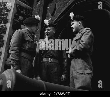 The Tower of London Regiment -- 1st BN. Des Royal Fusiliers retournent au Royaume-Uni après 30 ans de service à l'étranger. Fusilier A. Cox M.M. est régimentaire ***** de let. Royal Fusiliers. Il a 18 ans de service dans les Royal Fusiliers ; a remporté sa médaille dans un brancard à Monte Riccione, près de Monte Cassino en Italie. Il parle avec deux recrues aux côtés d'Elizabeth ***** En juin. 1er avril 1952. (Photo du Bureau central de l'information photographie). Banque D'Images