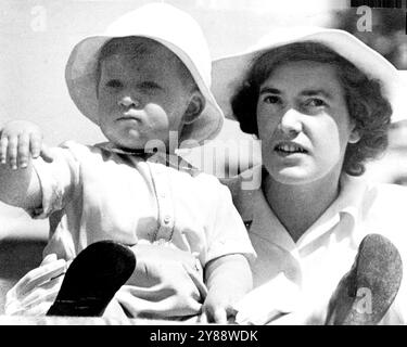 Un prince sur le WallWatching son grand-père - le roi Charles, fils de la princesse Elizabeth et du duc d'Édimbourg, assis sur le mur de Clarence House, sa résidence londonienne, alors qu'il fait signe à son grand-père, le roi. Sa Majesté passa devant lui alors qu'il conduisait du palais de Buckingham à la parade des gardes à cheval pour assister à la parade cérémonielle Trooping the color en l'honneur de l'anniversaire du roi. Des milliers de personnes ont suivi la route pour encourager le roi, qui conduisait dans un landau ouvert, et plus de foules ont rassemblé le Horse Guards Parade pour regarder le pageantry de The Trooping - un spécial de la garde montée maintenant reser Banque D'Images