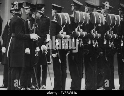 Le Prince de Galles inspecte les gardes gallois -- le Prince de Galles inspecte les gardes gallois à Wellington Barracks ce matin. Le prince de Galles a inspecté ce matin le 1er. BATT. Gardes gallois à Wellington Barracks. 26 juin 1934. (Photo Keystone). Banque D'Images