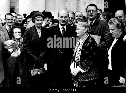 Le premier ministre Clement Attlee et MRS Attlee sont entourés de sympathisants lorsqu'ils quittent la salle de conférence, Margate. La voix du travail : la plus grande conférence de tous les temps à Margate -- des délégués de tout le pays se réunissent à Margate cette semaine pour la plus grande conférence du parti travailliste de tous les temps, parmi les participants figuraient le premier ministre MM. Attlee, Shintwell, Mr. A Bevan et d'autres membres du gouvernement. 03 octobre 1950. (Photo Fox photos). Banque D'Images