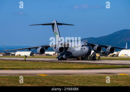 Un C-17 Globemaster III de l'US Air Force affecté à la 67th Airlift Wing taxis descend une piste pendant l'exercice Steadfast Nomad 2024 à Aviano Air base, I. Banque D'Images