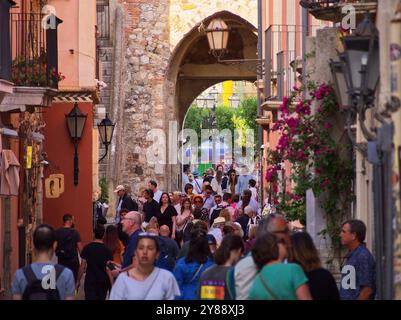 Taormina, Italie - 24 mai 2024 : les rues touristiques de Taormina pleines de monde pendant l'été. Sicile. Banque D'Images