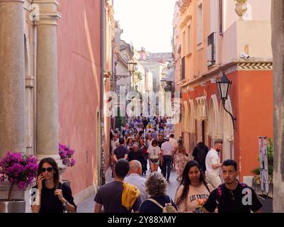 Taormina, Italie - 24 mai 2024 : les rues touristiques de Taormina pleines de monde pendant l'été. Sicile. Banque D'Images