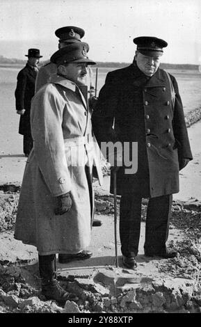 Le premier ministre inspecte les défenses : le premier ministre, accompagné du général Sir Alan Brooke (commandant en chef des forces intérieures), du capitaine Margeasson (secrétaire d'État à la guerre) et d'un certain nombre d'officiers supérieurs de la marine et de l'armée, inspecte récemment la défense de la côte sud et assiste à une manifestation. Le premier ministre et le commandant en chef (le général Sir Alan Brooke) regardent une manifestation. 24 février 1941. (Photo de Topical Press) Banque D'Images