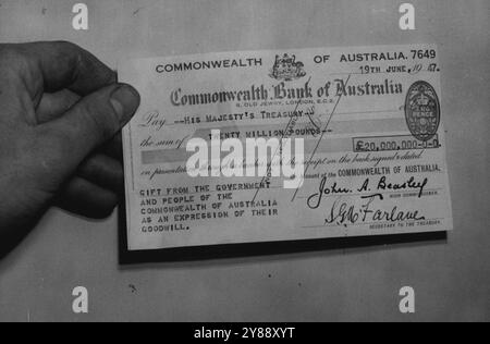 Le cadeau de £20 000 000 de l'Australie -- à quoi ressemble £20 000 000 -- gros plan du chèque reçu en notre nom par Mr. Dalton au Trésor aujourd'hui (jeudi). Un chèque de £20 000 000 signé par J.A. Beasley, haut-commissaire australien, et Mr. S. G. McFarlane, secrétaire au Trésor du Commonwealth, a été remis cet après-midi au Mr. Hugh Dalton, chancelier de l'Échiquier, au Trésor de Londres. Le chèque représente un don du Commonwealth d'Australie à la Grande-Bretagne et équivaut à 3 £. OS. 6d. De chaque homme, femme et enfant en Australie. 19 juin 1947. (Photo de Reuterphot Banque D'Images
